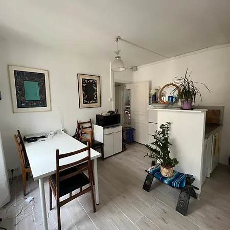 Charming For Three In Central Chic Area Of París